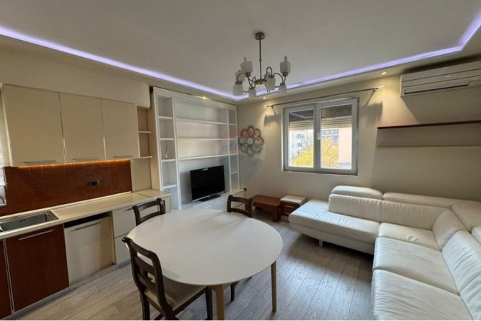 Tirane, jepet me qera apartament 2+1 , 800 € (Sheshi Wilson)