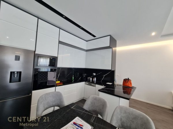 Tirane, jap me qera apartament 2+1+2+ 2 POSTE PARKIMI , 195 m² 1.700 € (Liqeni i Thatë)