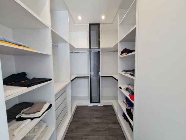 Tirane, jap me qera apartament 2+1+2+ 2 POSTE PARKIMI , 195 m² 1.700 € (Liqeni i Thatë)