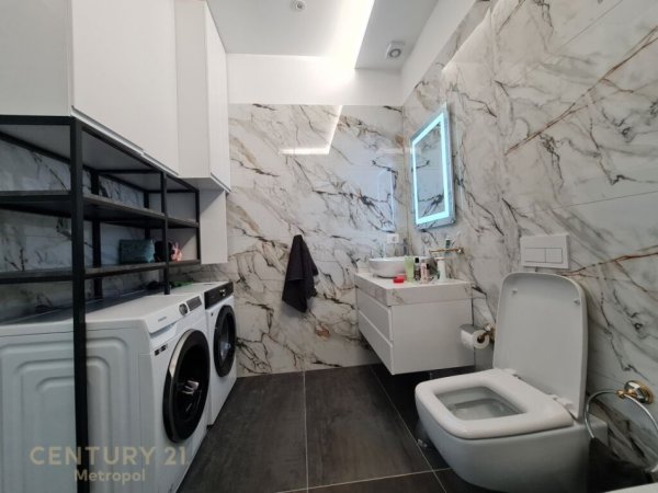 Tirane, jap me qera apartament 2+1+2+ 2 POSTE PARKIMI , 195 m² 1.700 € (Liqeni i Thatë)