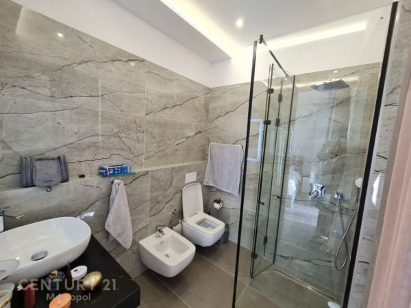 Tirane, jap me qera apartament 2+1+2+ 2 POSTE PARKIMI , 195 m² 1.700 € (Liqeni i Thatë)
