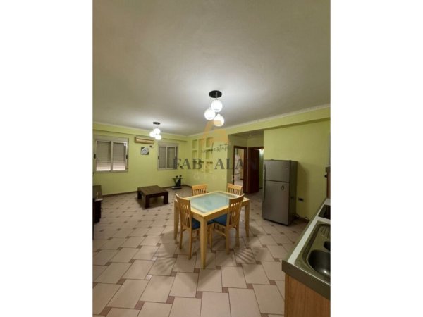 Tirane, jepet me qera apartament 2+1 Kati 1, 650 € (Rruga e Durresit)