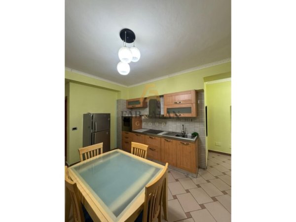 Tirane, jepet me qera apartament 2+1 Kati 1, 650 € (Rruga e Durresit)
