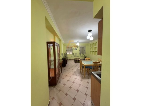 Tirane, jepet me qera apartament 2+1 Kati 1, 650 € (Rruga e Durresit)