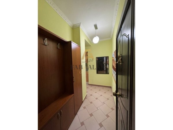 Tirane, jepet me qera apartament 2+1 Kati 1, 650 € (Rruga e Durresit)