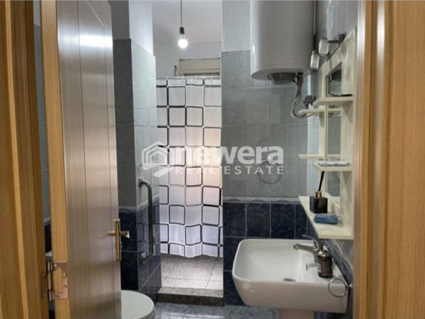 Tirane, shes apartament 2+1+Ballkon Kati 8, 125.000 € (loni ligori)