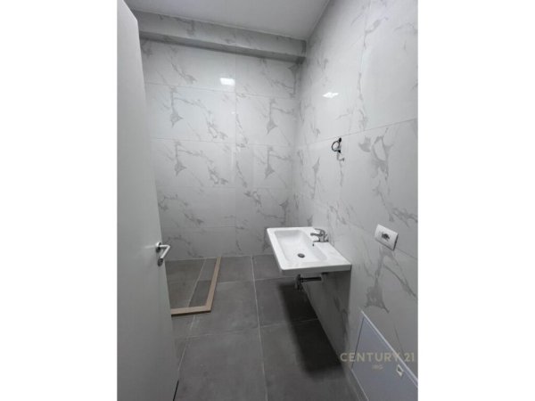Tirane, jap me qera apartament 2+1+2+Ballkon , 120 m² 1.000 € (Liqeni i Thatë)