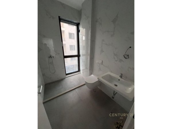 Tirane, jap me qera apartament 2+1+2+Ballkon , 120 m² 1.000 € (Liqeni i Thatë)