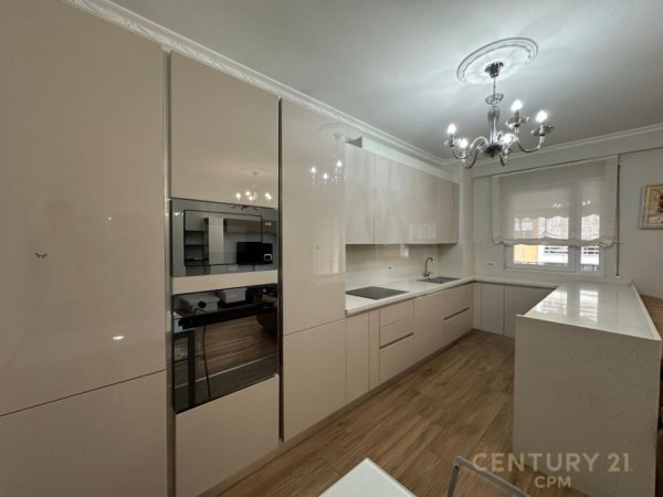 Tirane, jap me qera apartament 2+1+2+ POST PARKIMI , 120 m² 1.200 € (Liqeni i Tiranës)