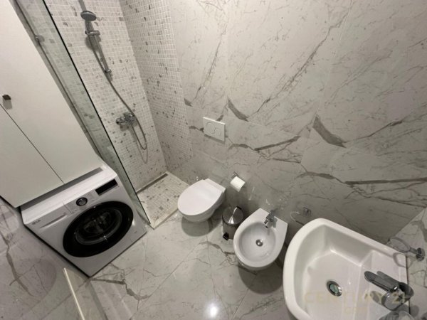 Tirane, jap me qera apartament 2+1+2+ POST PARKIMI , 120 m² 1.200 € (Liqeni i Tiranës)