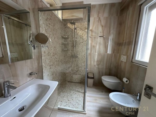 Tirane, jap me qera apartament 2+1+2+ POST PARKIMI , 120 m² 1.200 € (Liqeni i Tiranës)