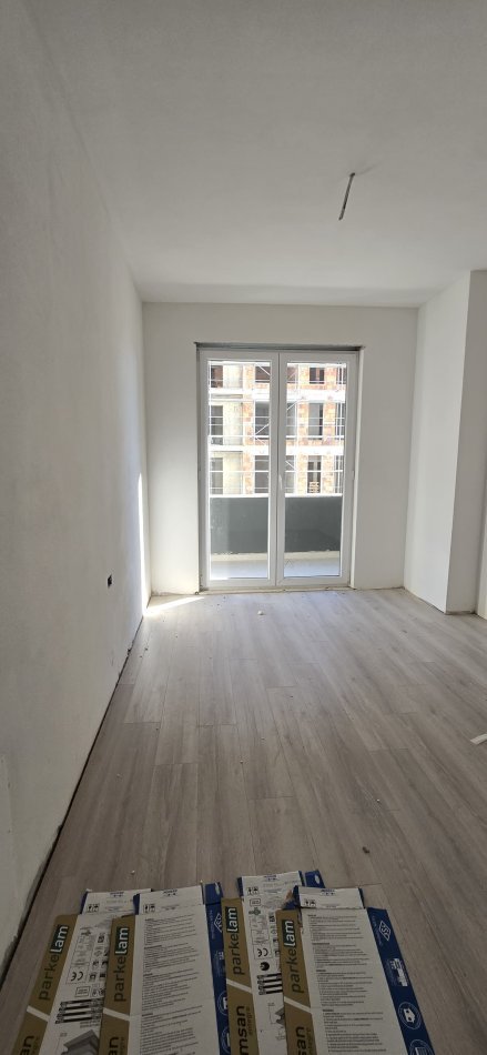 Tirane, shitet apartament 2+1+Ballkon Kati 4, 103.650 € (Univers City)