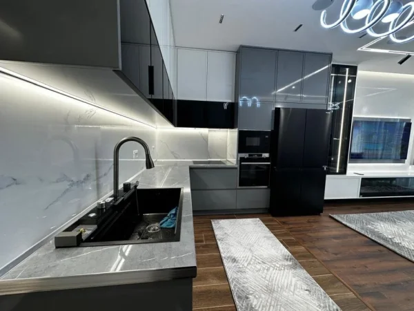 Tirane, jepet me qera apartament 2+1 Kati 5, 117 m² 1.000 € (Rruga Dibres)