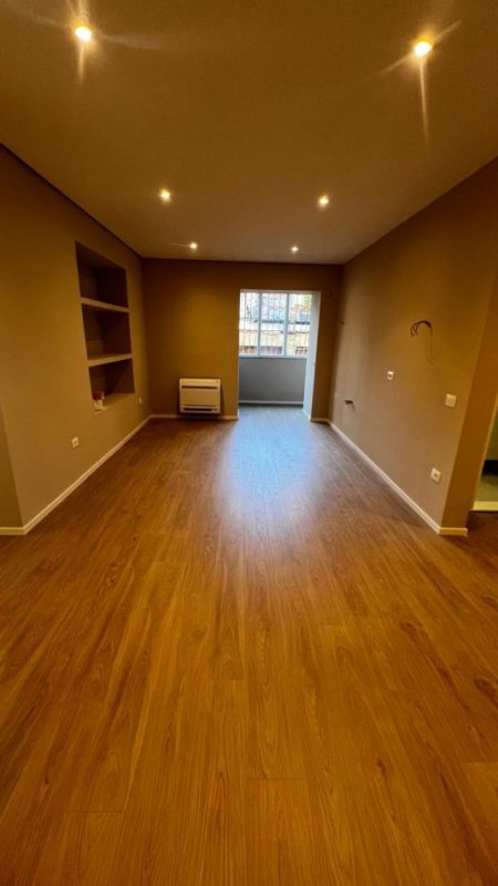 Tirane, jepet me qera apartament 2+1 Kati 1, 100 m² 950 € (Rruga e Kavajes)