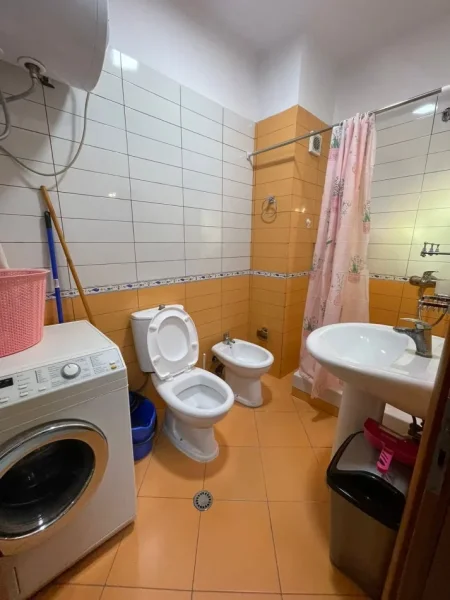 Tirane, jepet me qera apartament 2+1+Ballkon Kati 8, 100 m² 450 € (Rruga Mikel Maruli)