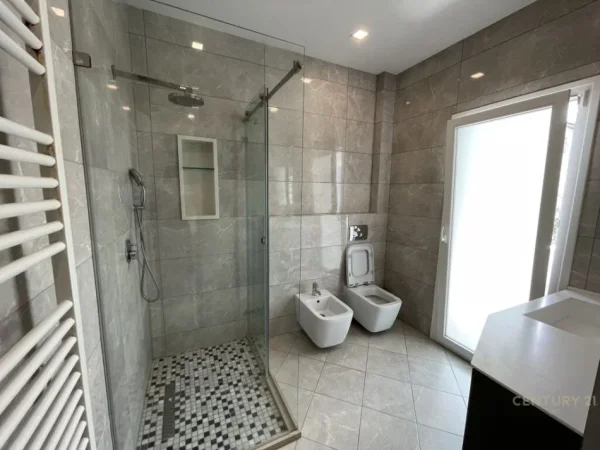 Tirane, jepet me qera Vile 3 Katshe Kati 3, 422 m² 1.500 € (Selite Tirana, Albania)