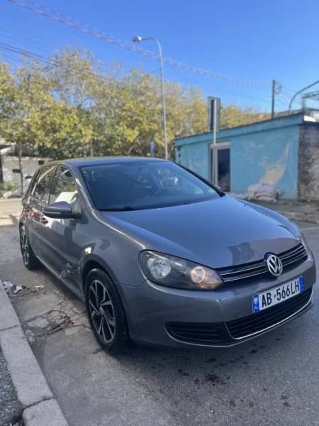 Tirane, shes makine Volkswagen Benzin+Gaz, gri e erret automatik Klima 118.000 km 7.600 €