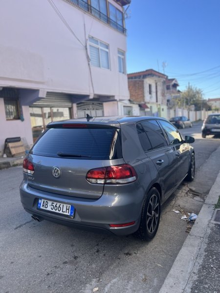 Tirane, shes makine Volkswagen Benzin+Gaz, gri e erret automatik Klima 118.000 km 7.600 €
