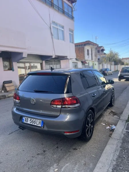 Tirane, shes makine Volkswagen Benzin+Gaz, gri e erret automatik Klima 118.000 km 7.600 €