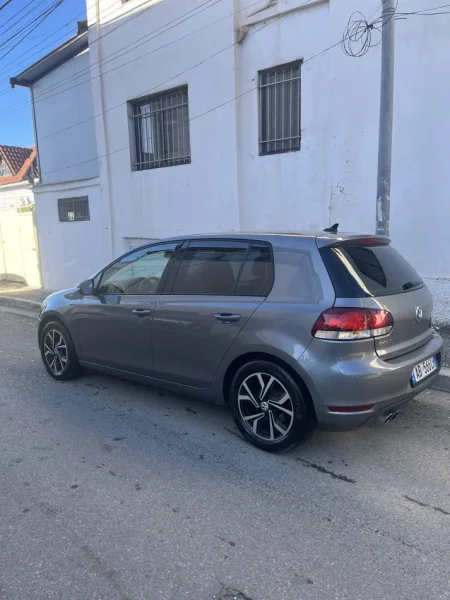 Tirane, shes makine Volkswagen Benzin+Gaz, gri e erret automatik Klima 118.000 km 7.600 €