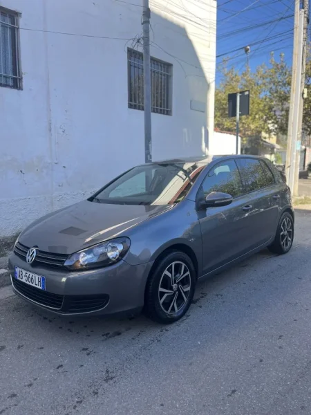 Tirane, shes makine Volkswagen Benzin+Gaz, gri e erret automatik Klima 118.000 km 7.600 €
