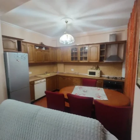 Tirane, jepet me qera apartament 2+1+Ballkon Kati 1, 110 m² 700 € (21 DHJETORI)