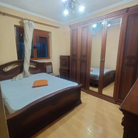 Tirane, jepet me qera apartament 2+1+Ballkon Kati 1, 110 m² 700 € (21 DHJETORI)