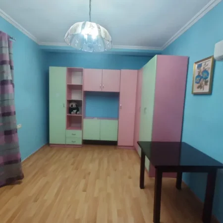 Tirane, jepet me qera apartament 2+1+Ballkon Kati 1, 110 m² 700 € (21 DHJETORI)