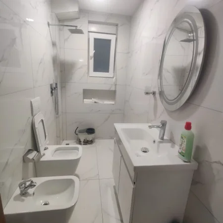 Tirane, jepet me qera apartament 2+1+Ballkon Kati 1, 110 m² 700 € (21 DHJETORI)