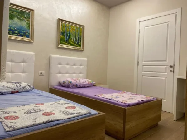 Tirane, jepet me qera apartament 2+1+Ballkon Kati 7, 120 m² 550 € (Kompleksi Golden Park, Spitali Amerikan 3)