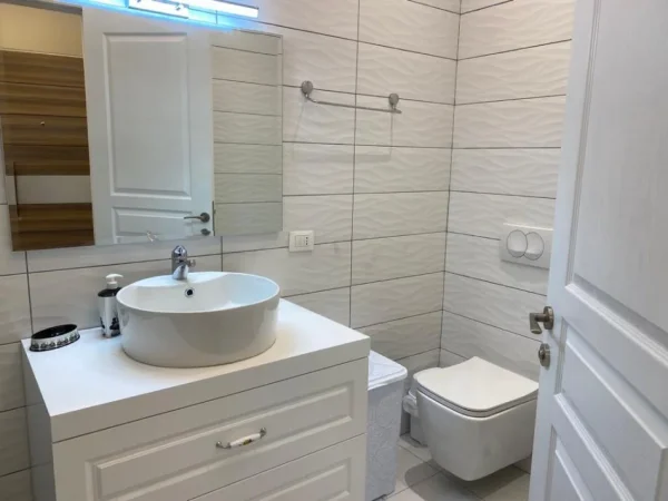 Tirane, jepet me qera apartament 2+1+Ballkon Kati 7, 120 m² 550 € (Kompleksi Golden Park, Spitali Amerikan 3)
