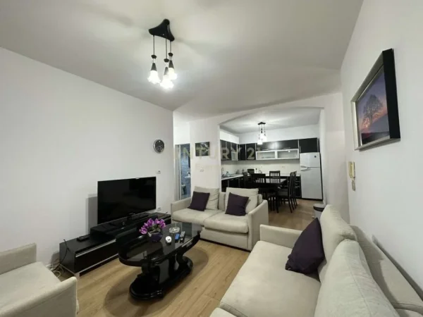 Tirane, jepet me qera apartament 2+1 Kati 5, 100 m² 800 € (ish blloku)