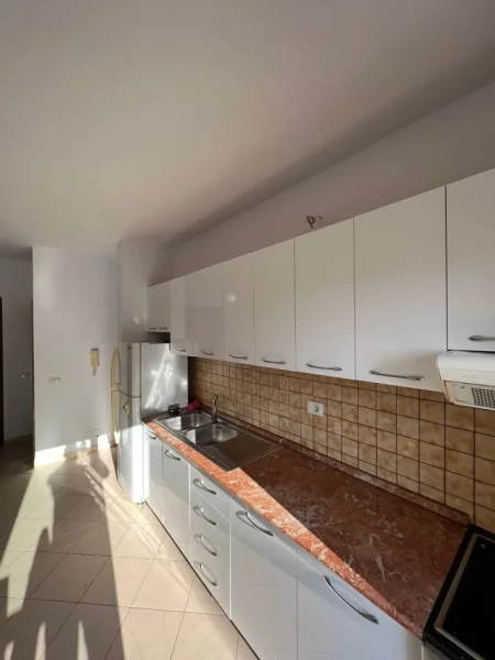 Tirane, shes apartament 1+1+Ballkon Kati 6, 56 m² 160.000 € (Rr. Sami Frasheri te Petronini)