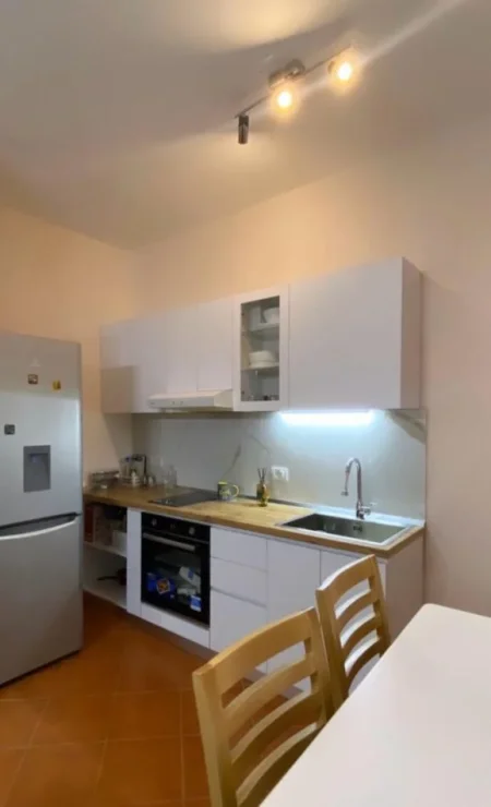 Tirane, shes apartament 1+1+Ballkon Kati 3, 60 m² 180.000 € (Rr. Him Kolli te shkolla Konferenca e Pezes)