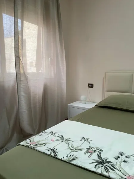 Tirane, shes apartament 1+1+Ballkon Kati 3, 60 m² 180.000 € (Rr. Him Kolli te shkolla Konferenca e Pezes)