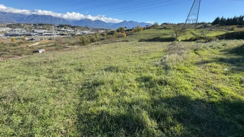 Tirane, shes toke bujqesore , 4.000 m² 320.000 € (AUTOSTRADE TR-DRR TE UNIVERS REKLAMA)