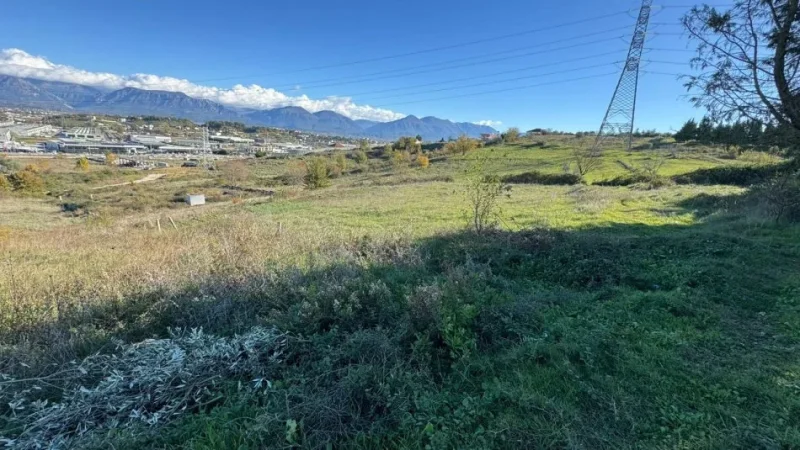Tirane, shes toke bujqesore , 4.000 m² 320.000 € (AUTOSTRADE TR-DRR TE UNIVERS REKLAMA)