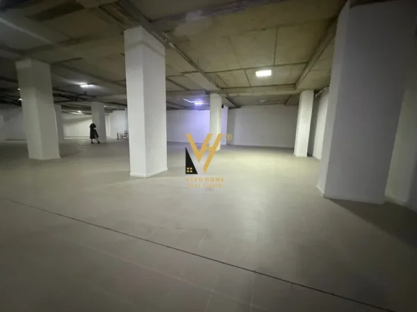 Tirane, jepet me qera ambjent biznesi Kati -1, 620 m² 14.000 € (QENDER)