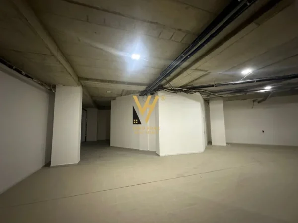 Tirane, jepet me qera ambjent biznesi Kati -1, 620 m² 14.000 € (QENDER)