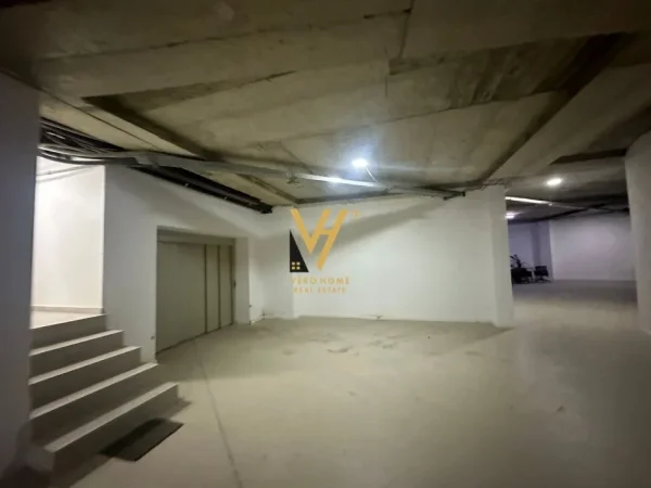 Tirane, jepet me qera ambjent biznesi Kati -1, 620 m² 14.000 € (QENDER)