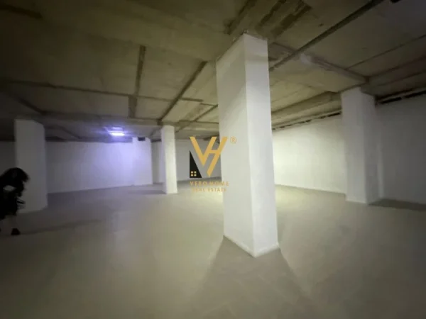 Tirane, jepet me qera ambjent biznesi Kati -1, 620 m² 14.000 € (QENDER)