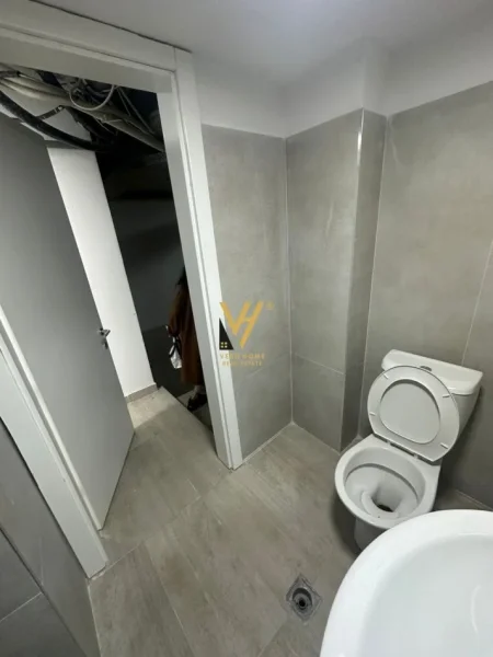 Tirane, jepet me qera ambjent biznesi Kati -1, 620 m² 14.000 € (QENDER)