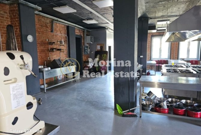 Tirane, jepet me qera ambjent biznesi Kati 2, 850 m² 2.500 € (Kombinat)