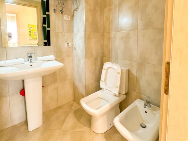 Tirane, jepet me qera apartament 2+1 Kati 6, 77 m² 650 € (Prane pallatit me shigjeta)