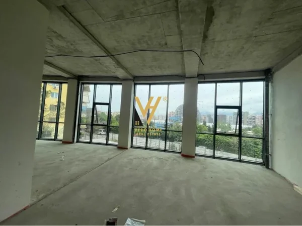 Tirane, jepet me qera dyqan Kati 0, 182 m² 4.000 € (LIQENI ARTIFICIAL)