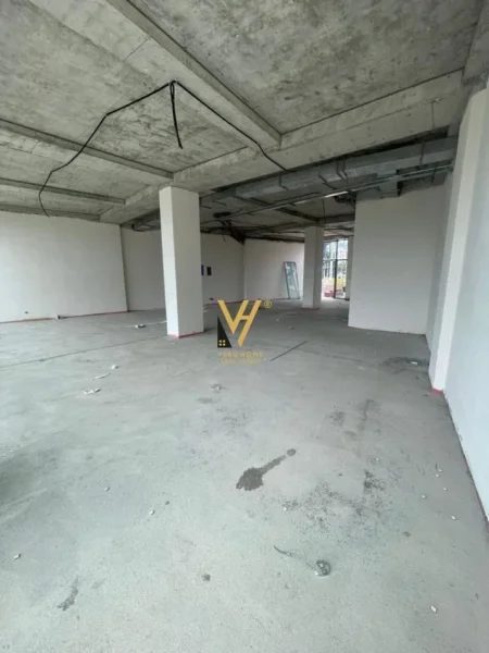 Tirane, jepet me qera dyqan Kati 0, 182 m² 4.000 € (LIQENI ARTIFICIAL)