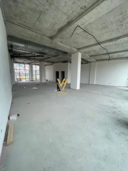 Tirane, jepet me qera dyqan Kati 0, 182 m² 4.000 € (LIQENI ARTIFICIAL)
