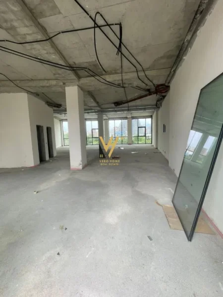 Tirane, jepet me qera dyqan Kati 0, 182 m² 4.000 € (LIQENI ARTIFICIAL)