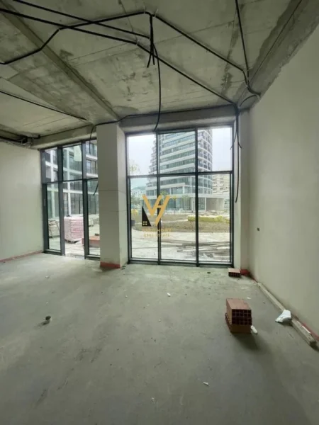 Tirane, jepet me qera dyqan Kati 0, 182 m² 4.000 € (LIQENI ARTIFICIAL)