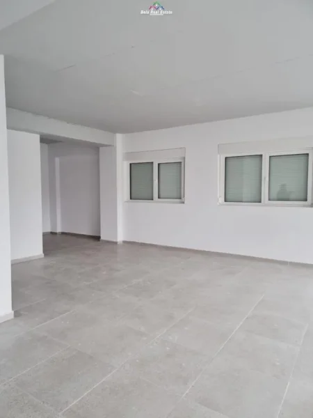 Tirane, jepet me qera dyqan Kati 0, 80 m² 500 € (Ali Dem)